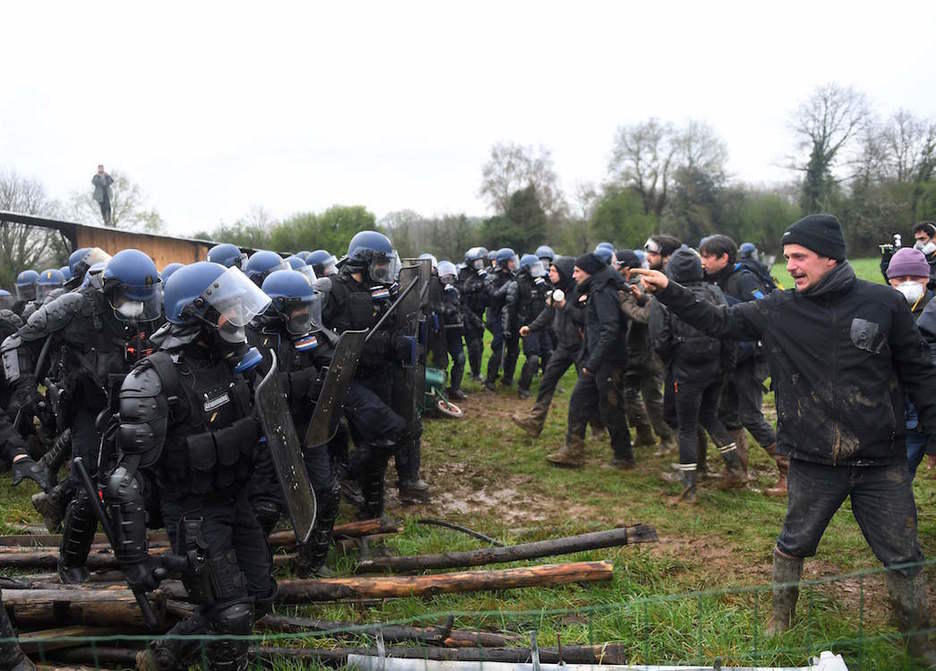 Enfrentamientos entre activistas y policías en el ZAD. (Loic VENANCE / AFP)