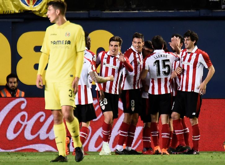 Los jugadores del Athletic celebran el gol de Muniain. (José JORDÁN / AFP)