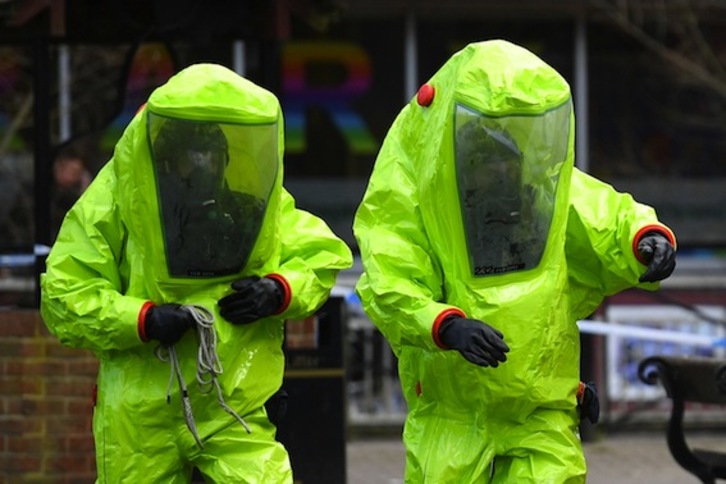 Imagen de archivo de dos agentes pertrechados con equipos de protección en el lugar en el que fueron hallados Sergei Skripal y su hija Yulia. (Ben STANSALL/AFP) 