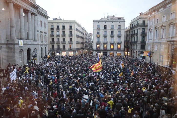 Concentración en la plaza Sant Jaume de Barcelona. (@CUPBarcelona)