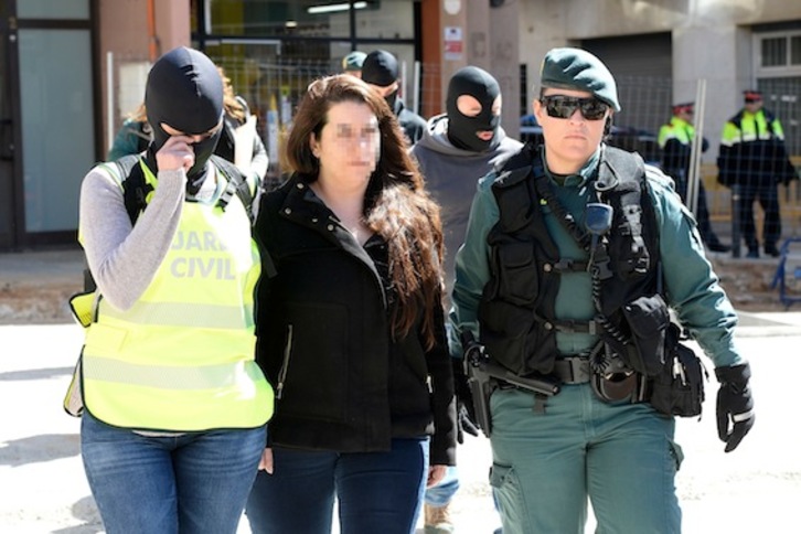 Momento en que la Guardia Civil se llevó a Tamara C.G. detenida de su domicilio. (Josep LAGO/AFP)