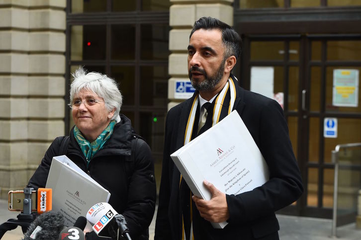 Clara Ponsatí, a su llegada al juzgado junto a su abogado Amer Anwar. (Andy BUCHANAN / AFP)