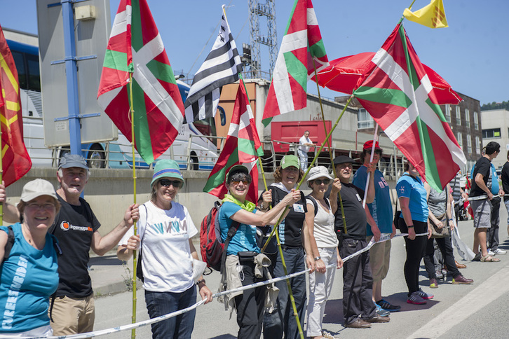 La cadena humana que unió Durango con Iruñea en 2014, a su paso por Ormaiztegi. (Andoni CANELLADA / FOKU)