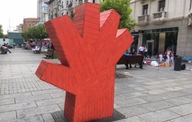 La mano roja, símbolo contra las agresiones sexistas, instalada en la avenida de Carlos III de Iruñea durante los pasados sanfermines.