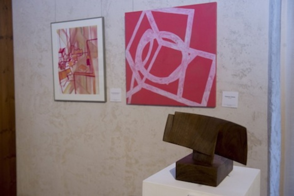 Cuadros y esculturas se mezclan en la exposición. (Iñigo URIZ/FOKU)