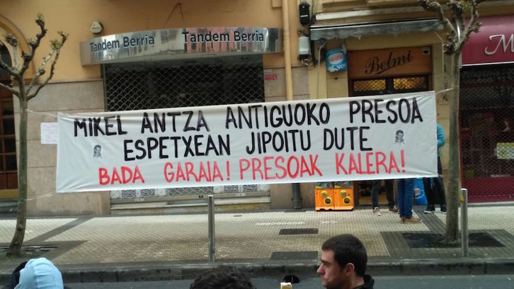 Pancarta denunciando la agresión a Mikel Albisu en el Antiguo, en Donostia.