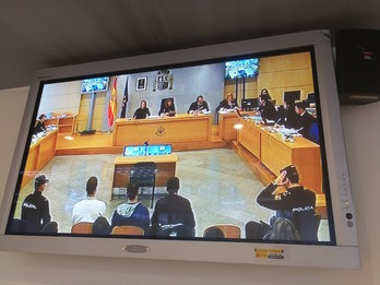 Los jóvenes de Altsasu, sentados ante el tribunal que les juzga. (@MartxeloDiaz)