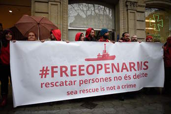 Movilización para reclamar la liberación del barco de la ONG Proactiva Open Arms en Barcelona. (Josep LAGO/AFP)