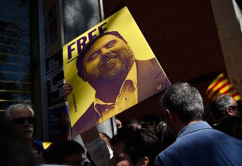 Cartel por la libertad de Junqueras en la manifestación de este pasado domingo en Barcelona. (Josep LAGO / AFP)