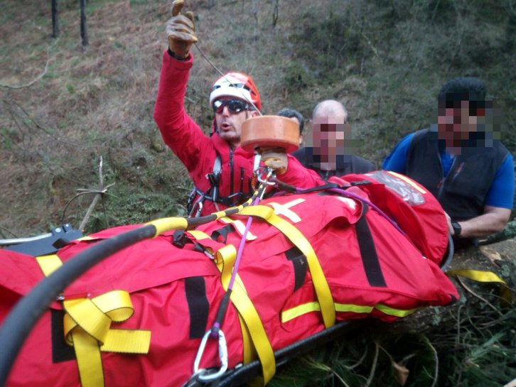 Un trabajador herido en una pierna ha tenido que ser rescatado en el monte Gallarraga. (@UvrErtzaintza)