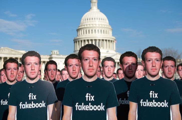 Protesta ante el Capitolio por las filtraciones de datos de Facebook. (Saul LOEB/AFP)
