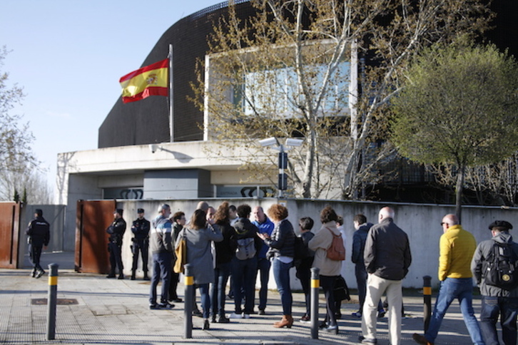 Familiares y amigos aguardan para entrar en la sede de la AN en San Fernando de Henares. (J.DANAE/FOKU)