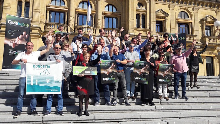 Donostiako Gure Esku Dagoko kideek udaletxeko eskilaretan egin dute agerraldia. (@gara_miantzi)