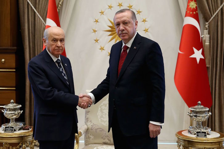 Bahceli y Erdogan, tras la reunión mantenida hoy, en la que han acordado el adelanto de elecciones. (Yasin BULBUL / AFP) 