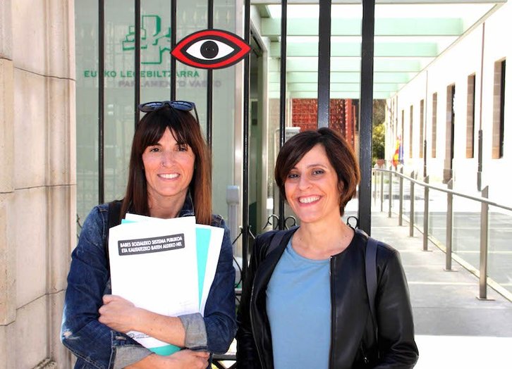 Bea Martxueta (LAB) y Janire Landaluze (ELA) han defendido la Iniciativa Legislativa Popular en el Parlamento de Gasteiz. (@labsindiaktua)