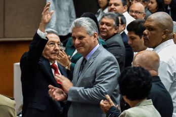 Miguel Díaz-Canel, junto a Raúl Castro, durante la sesión de hoy. (AFP)