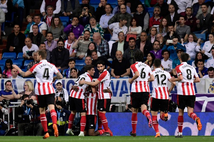 Williams celebra con el equipo el gol en el Bernabéu. (Javier SORIANO / AFP)