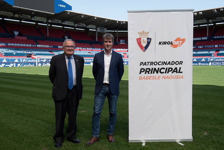 El presidente de Osasuna y el gerente de Kirolbet, sobre el césped de El Sadar. (Iñigo URIZ / FOKU)