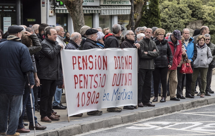 Pensionistas concentrados el pasado lunes en Lizarra. (Jagoba MANTEROLA / FOKU)