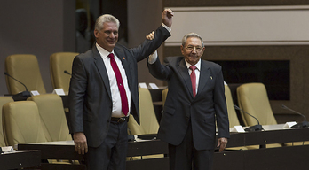 Raúl Castro levanta la mano de su sucesor, Miguel Díaz-Canel, tras su nombramiento como nuevo jefe de Estado. (AFP)