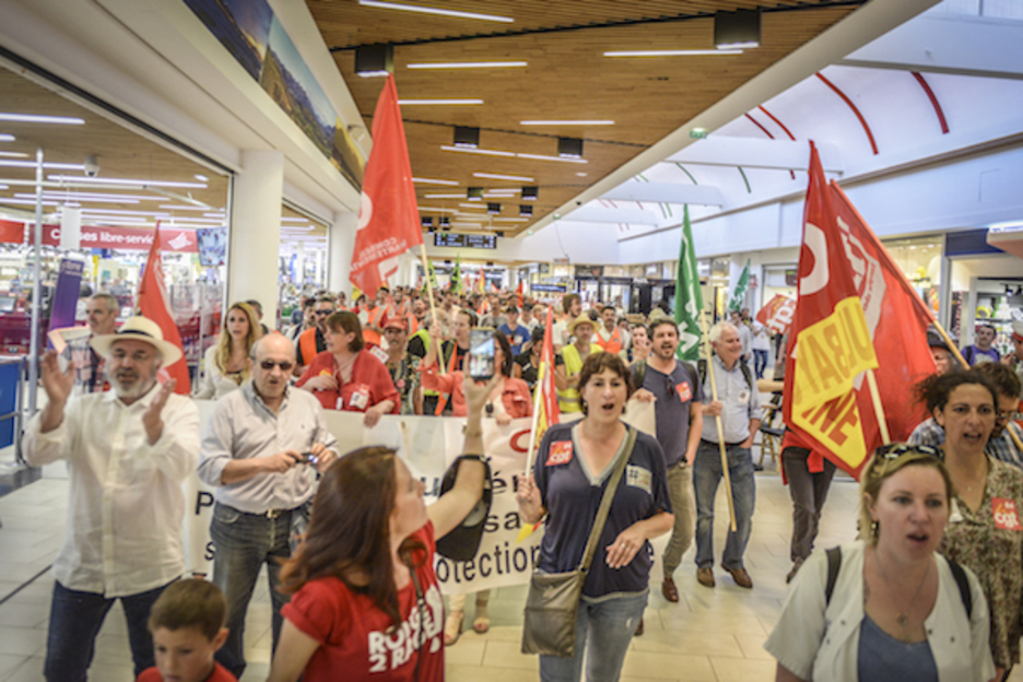 Carrefourreko langileak errespetatzea aldarrikatu dute mobilizazioan. ©Isabelle Miquelestorena