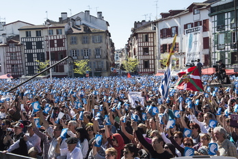 La plaza de Baiona, repleta al finalizar el proceso de desarme. (Marisol RAMÍREZ/FOKU)