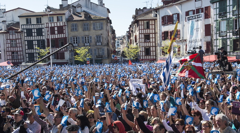 La plaza de Baiona, repleta al finalizar el proceso de desarme. (Marisol RAMÍREZ/FOKU) La plaza de Baiona, repleta al finalizar el proceso de desarme. (Marisol RAMÍREZ/FOKU)