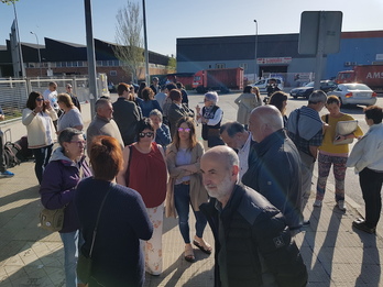 Allegados de los enjuiciados, en el exterior de la Audiencia Nacional española. (ALTSASUKO GURASOAK)