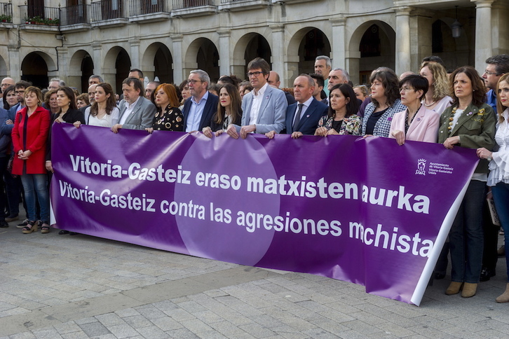Concentración convocada ayer por el Ayuntamiento de Gasteiz. (Juanan RUIZ / FOKU)