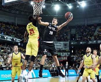 ‘Los hombres de negro’, cada vez más cerca del descenso. (FOKU)