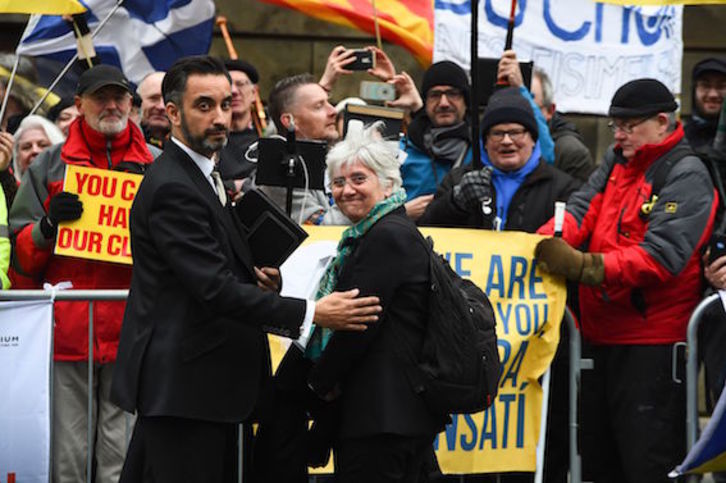 Ponsatí, junto a su abogado, tras una vista judicial en Edimburgo. (Andy BUCHANAN/AFP)