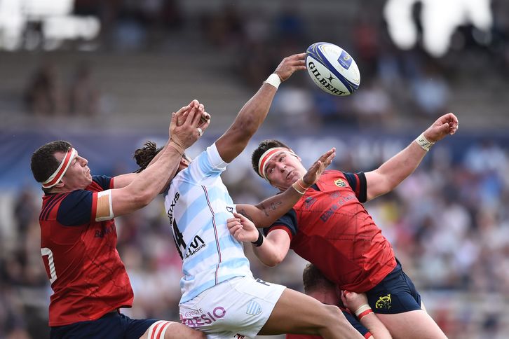 Teddy Thomas, ala nacido en Biarritz que juega en Racing 92, pugna con el balón con dos jugadores de Munster. (Nicolas TUCAT / AFP)