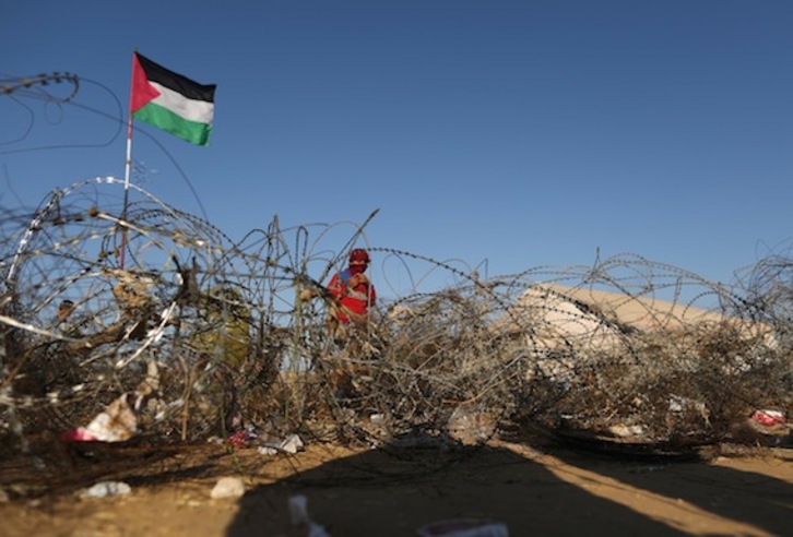 Un manifestante palestino, en la zona de Khan Jounis, en Gaza. (Mahmud HAMS/AFP)