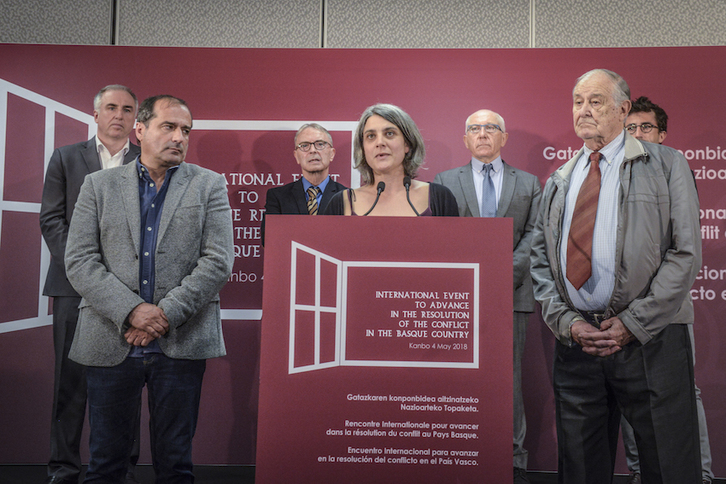 Representantes del Foro Social, Bake Bidea y el GI presentaron el encuentro de Kanbo. (Isabelle MIQUELESTORENA)