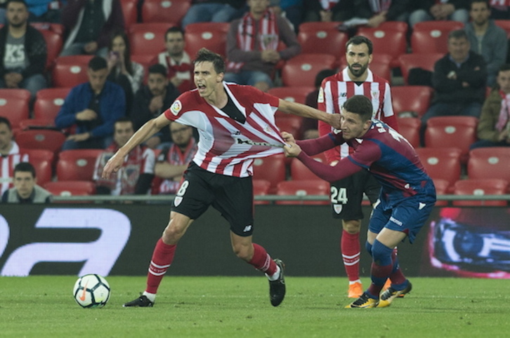 Bardhi, que ha anotado dos goles de falta, agarra a Iturraspe. (Monika DEL VALLE / FOKU)