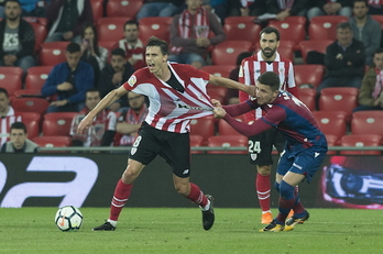 Bardhi, que ha anotado dos goles de falta, agarra a Iturraspe. (Monika DEL VALLE / FOKU)