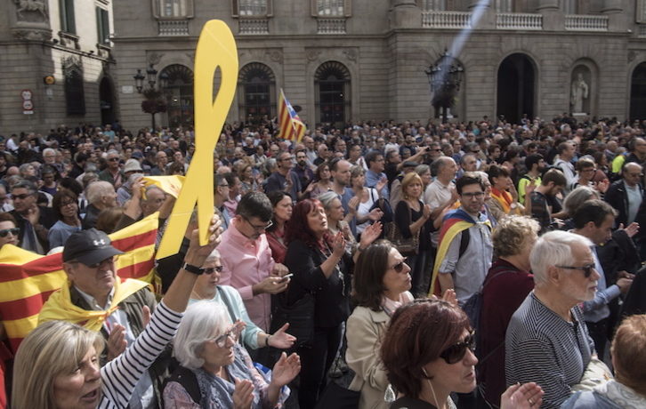 El lazo amarillo en una concentración en apoyo a los presos. Jagoba Manterola. FOKU