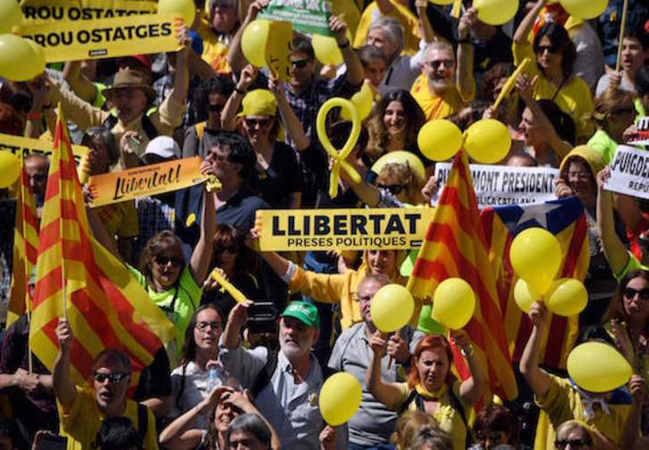 Manifestación por la libertad de los presos políticos catalanes, el pasado 15 de abril en Barcelona. (Lluís GENÉ/AFP)