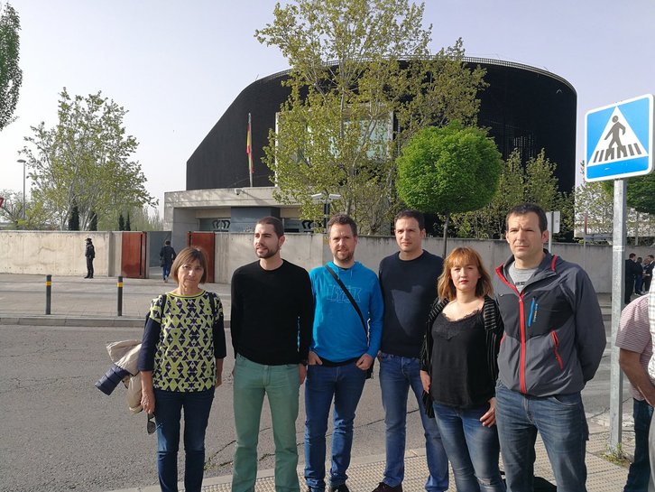 Sindikatuetako ordezkariak, Auzitegi Nazionalaren atarian. (Martxelo DIAZ)