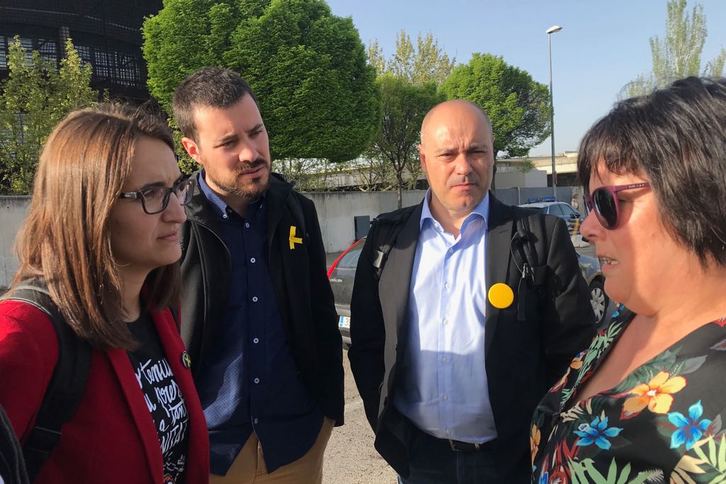 Representantes de ERC junto a la madre de uno de los encausados de Altsasu. (@Esquerra_ERC)