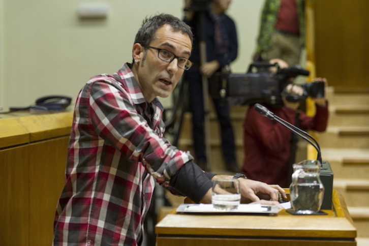 Julen Arzuaga, en una intervención en el Parlamento de Gasteiz. (Juanan RUIZ/FOKU)