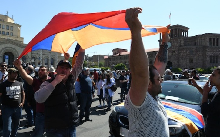 Manifestantes opositores, en las calles de Erevan. (Vano SHLAMOV/AFP)