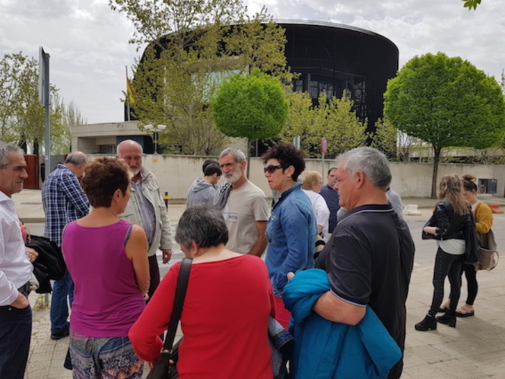 Familiares de los jóvenes, en el exterior de la sede de la AN. (ALTSASU GURASOAK)