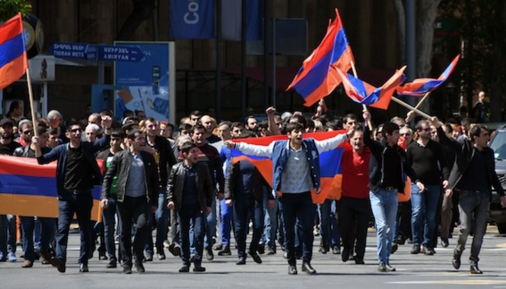 Manifestantes opositores, en las calles de Erevan. (Vano SHLAMOV/AFP)