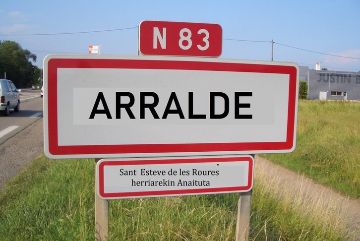 Cartel que delimita el municipio ficticio de Arralde. (NAIZ)