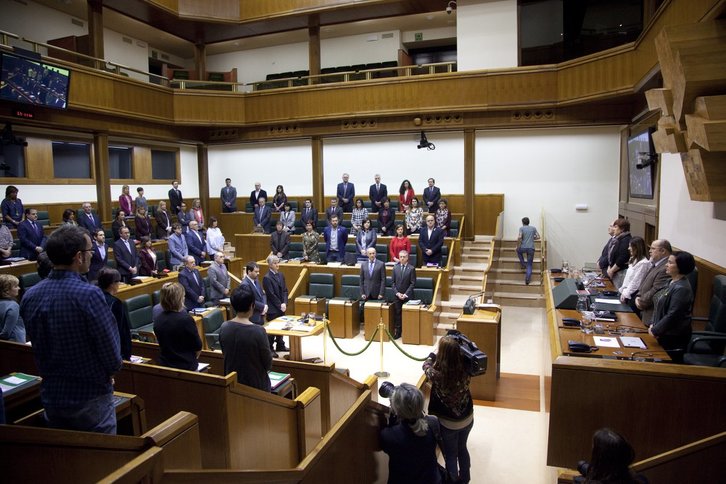 El pleno de la Cámara de Gasteiz se ha iniciado con un minuto de silencio. (@PVasco_EuskoL)