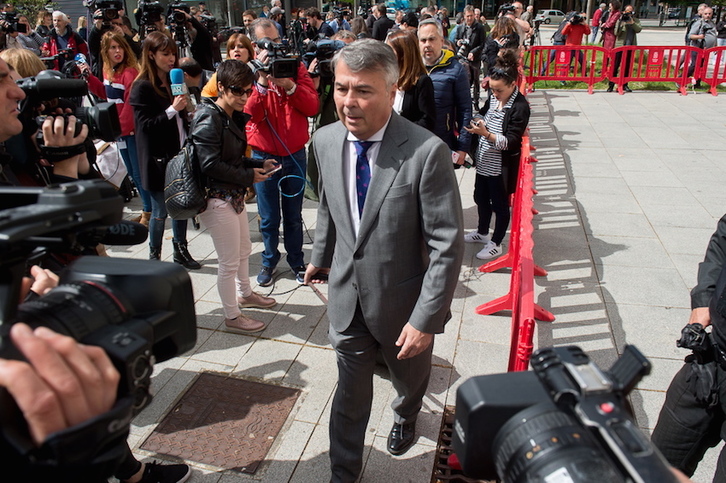 El abogado de la defensa, Martínez Becerra, llega a la Audiencia. (Iñigo URIZ/FOKU)