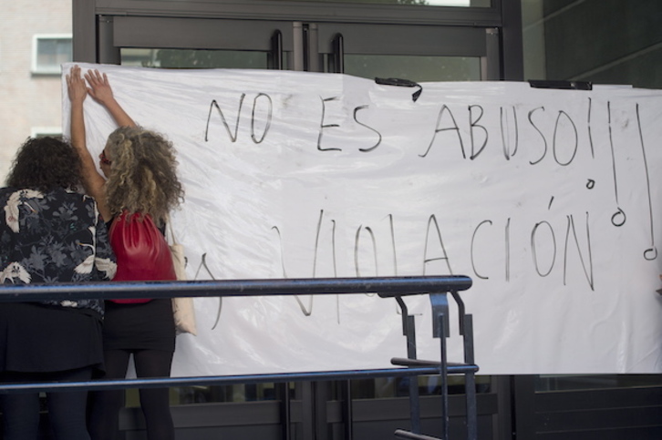 Pancarta en la fachada del Juzgado de Iruñea tras conocerse la sentencia. (Iñigo URIZ / FOKU)