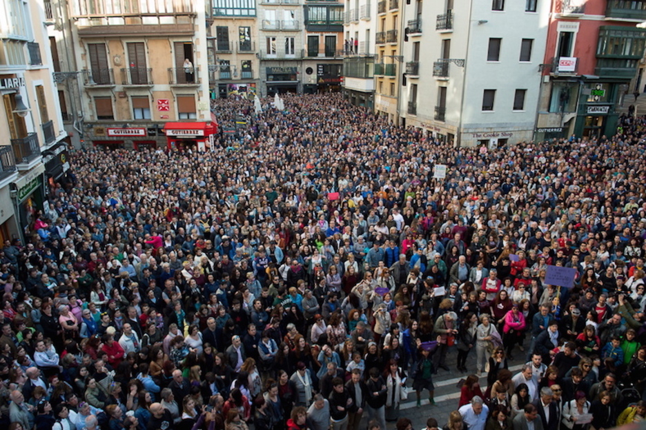 La Plaza Consistorial de Iruñea, hasta los topes. (Iñigo URIZ / FOKU)