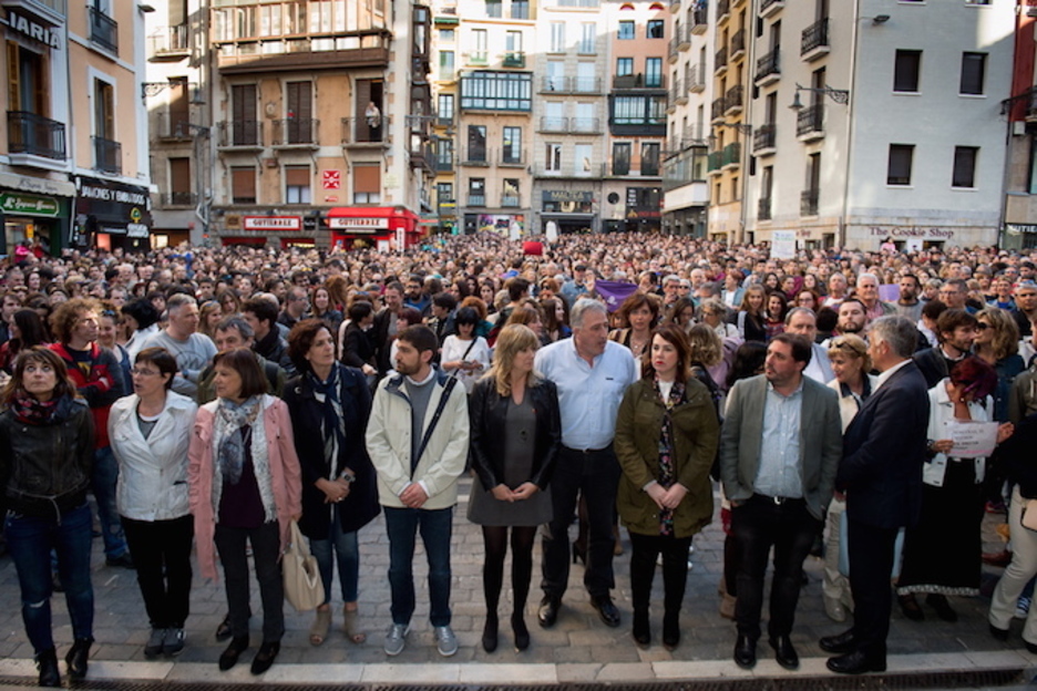 El alcalde y concejales de Iruñea, en la concentración. (Iñigo URIZ / FOKU)